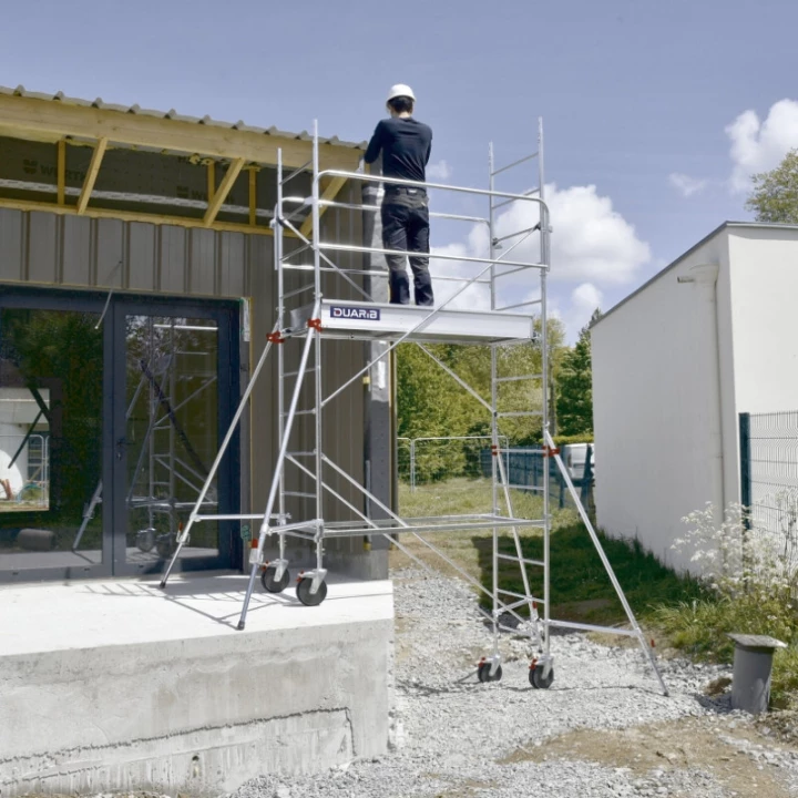 &Eacute;chafaudage Roulant Acier - AC 200 - DUARIB - 1,80m plancher installatin d&eacute;nivel&eacute; avec un op&eacute;rateur