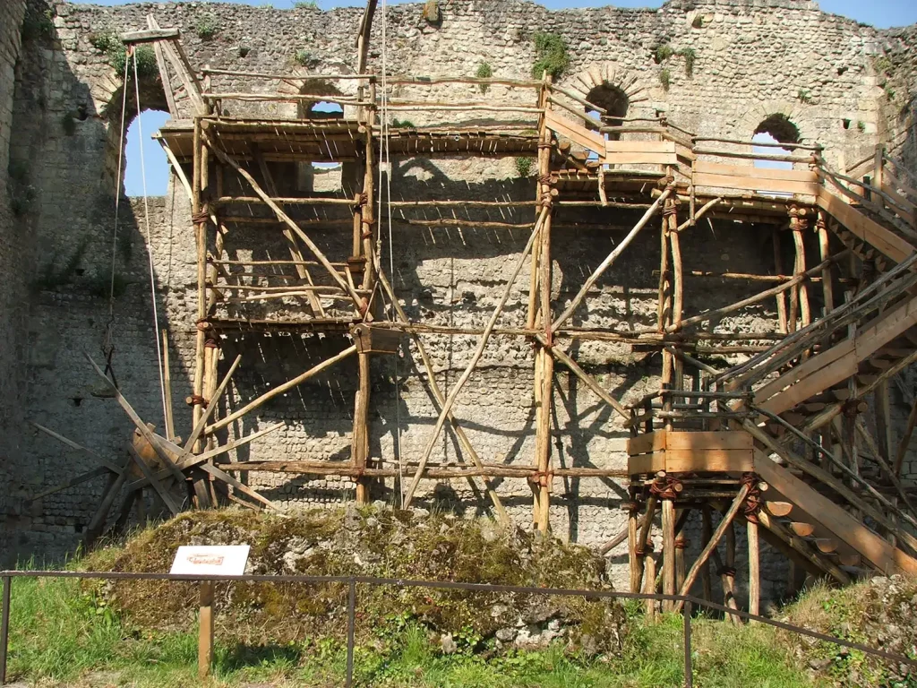 Echafaudage reconstitu&eacute; au donjon du Ch&acirc;teau de Longeais