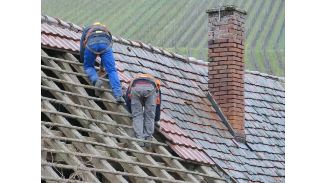 Travaux sur toiture : dangers et mesures de s&eacute;curit&eacute; France &Eacute;chafaudage